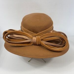 SUTTON STUDIO 100% Wool Felt Cloche Brown Hat Beige Bow Accent Made In Italy